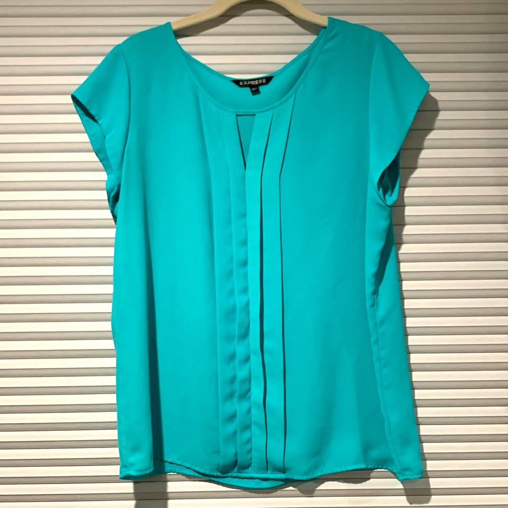 ✨Host Pick ✨. Express top with ruffled front